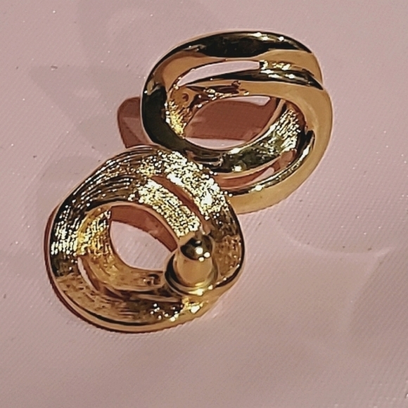 Womens Gold tone earrings, interlocking circles 🌴 - Picture 1 of 6